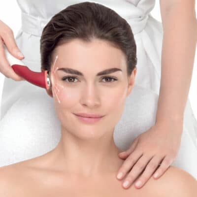 Retrouvez une peau du vidage rajeunie et purifiée avec Hydradermie 1000 de Guinot