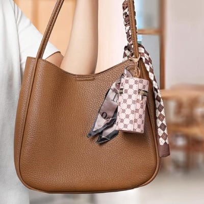 étui accroché au sac à main